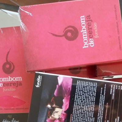 Caixas vermelhas de bombom de cereja Fundão