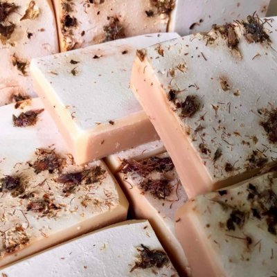 barras de sabonete branco com ervas secas sobrepostas