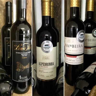Garrafa de vinho tinto com rótulos detalhados em preto, branco e dourado