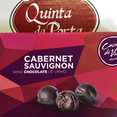 Caixa de chocolate Cabernet Sauvignon com bombons e fundo com texto Quinta da Porta
