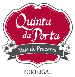 Etiqueta vermelha e branca com texto Quinta da Porta e Vale de Prazeres