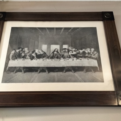 Quadro A Última Ceia emoldurado em madeira escura numa parede clara