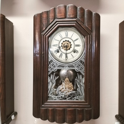 Relógio antigo de parede com caixa de madeira escura e vidro gravado com peixes