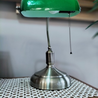 Candeeiro de secretária com base metálica prateada e cúpula verde brilhante