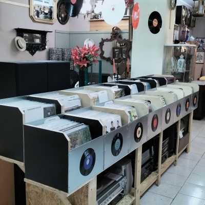 Expositores de vinis com discos e decoração vintage no interior da loja