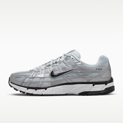 Ténis desportivos cinza com detalhes prateados e logo preto da Nike