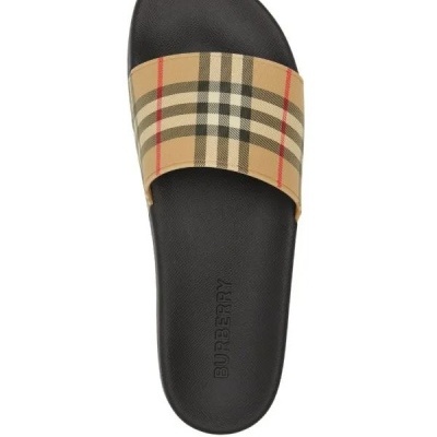Chinelo preto com faixa estampada em padrão xadrez bege