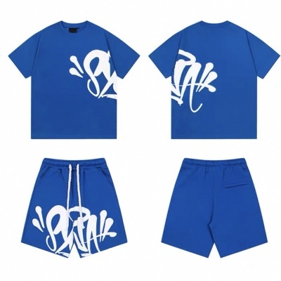 Conjunto desportivo azul com t-shirt e calções com grafismo branco