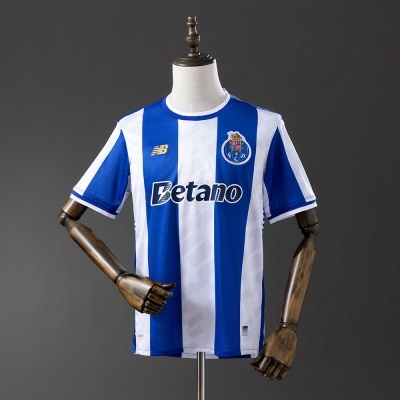 Camisola de futebol azul e branca do FC Porto em manequim de madeira