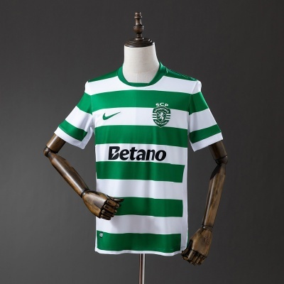 Camisola de futebol Sporting CP verde e branca em manequim.