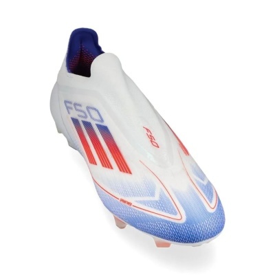 Chuteira de futebol branca e azul com detalhes vermelhos e texto F50