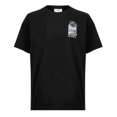 T-shirt preta com estampado pequeno no peito direito com texto CASA BLANCA e imagem de praia e palmeiras