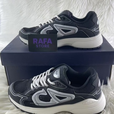 Sapatilhas desportivas pretas e cinzento com sola branca e texto DIOR