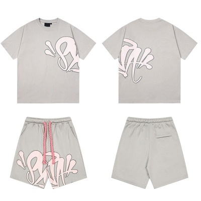 Conjunto cinzento de t-shirt e calções com estampado rosa e branco