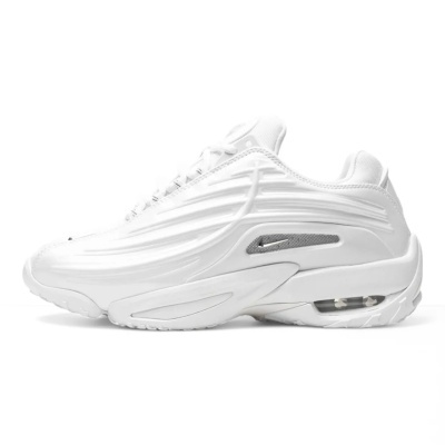 Ténis desportivos brancos com pequena logo Nike em cinzento