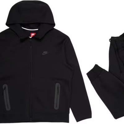 Conjunto desportivo preto Nike com casaco de capuz e calças.