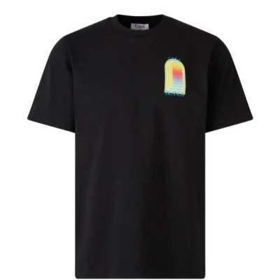 T-shirt preta com estampa colorida pequena no peito com arco-íris e texto azul