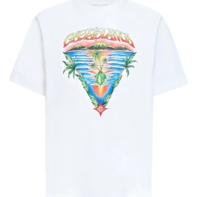 T-shirt branca com estampa colorida e texto CASABLANCA