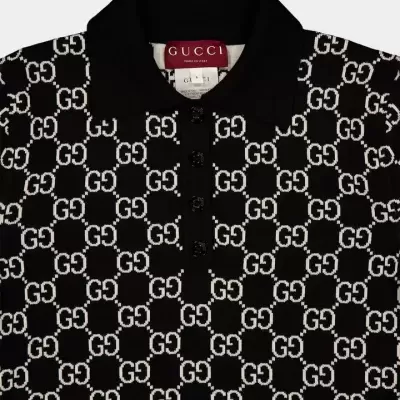 Polo preto com padrão GG branco e etiqueta GUCCI MADE IN ITALY