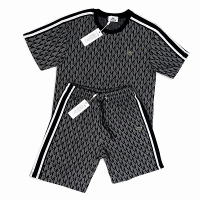 Conjunto Lacoste t-shirt e calções preto com padrão geométrico e riscas brancas