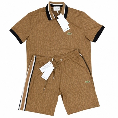 Conjunto Lacoste castanho com polo e calções com padrão geométrico e logótipo crocodilo verde