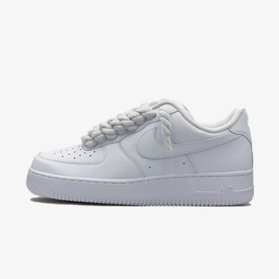 Tênis desportivo branco Nike Air Force 1 com atacadores em corda