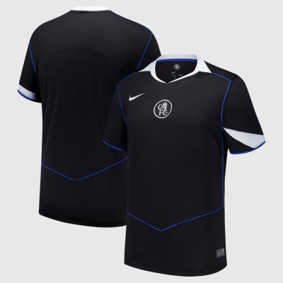 T-shirt desportiva preta com detalhes em azul e branco e logótipos visíveis