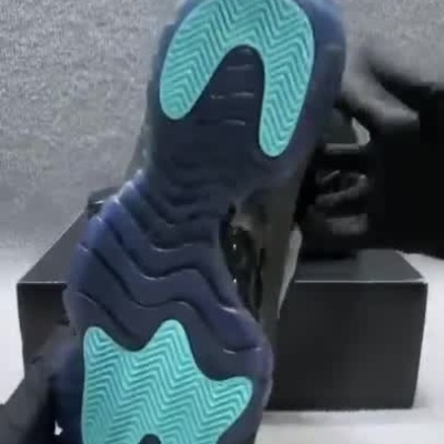 Ténis Nike Air Jordan 11 pretos exibidos em diversos ângulos