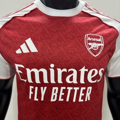 T-shirt desportiva Arsenal vermelho com branco, logótipos e texto Emirates FLY BETTER