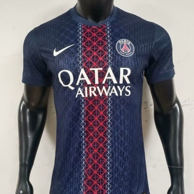 Camisola PSG azul escura com padrão geométrico e logos Nike e Paris Saint-Germain