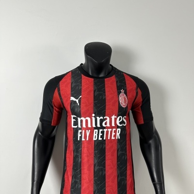Camisola oficial do AC Milan com riscas vermelhas e pretas e logotipos brancos.