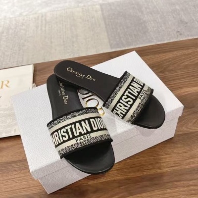 Chinelos rasos Christian Dior em preto com tiras bordadas e logo visível