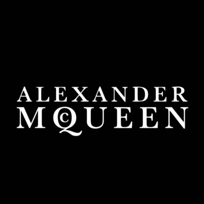 Texto ALEXANDER MCQUEEN em letras brancas sobre fundo preto