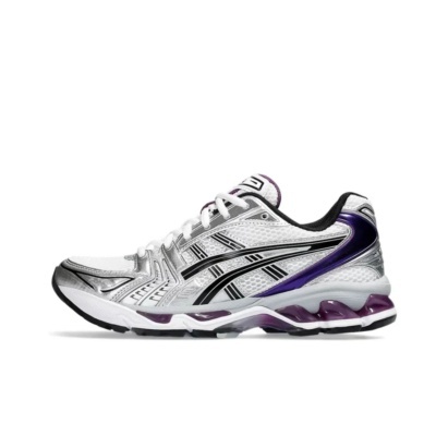 Ténis de corrida brancos com detalhes em preto, prata e roxo.