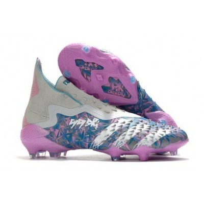 Chuteiras de futebol roxo, azul e cinzento com padrão geométrico