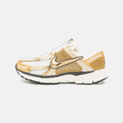 Ténis desportivo Nike branco com detalhes dourados e sola branca
