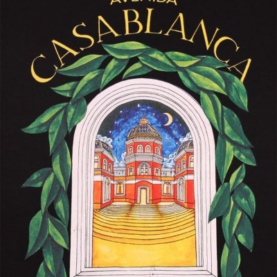 Camiseta preta com design colorido de janela, folhas e edifício