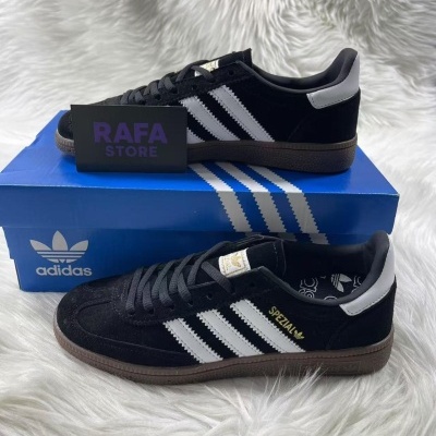 Ténis Adidas Spezial preto com riscas brancas e sola castanha