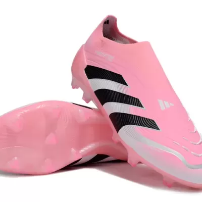 Chuteiras de futebol rosa com detalhes em preto e branco sobre fundo branco