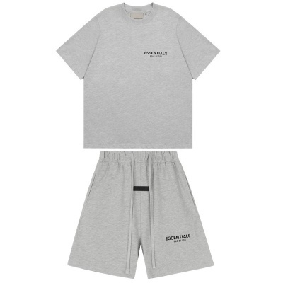Conjunto de t-shirt e calções cinzentos com texto ESSENTIALS FEAR OF GOD