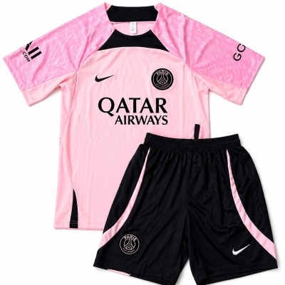 Conjunto desportivo rosa e preto com logos PARIS e Nike