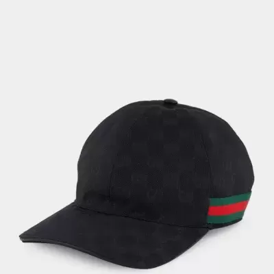 Boné preto com monograma e faixa verde e vermelha