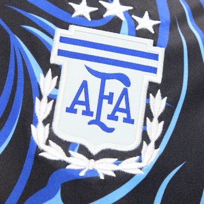 Bordado com escudo AFA em tecido preto com padrão azul