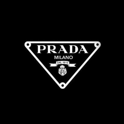 Logotipo triangular preto e branco da Prada Milano com texto e símbolo