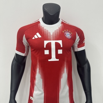 Camisola vermelho e branca do FC Bayern München com logotipos Adidas e T-Mobile