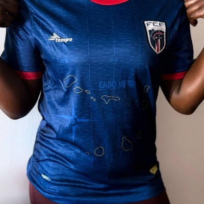 T-shirt desportiva azul com mapa de Cabo Verde e logótipos no peito