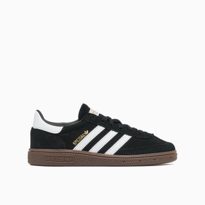 Sapatilha Adidas preta com riscas brancas e sola castanha.