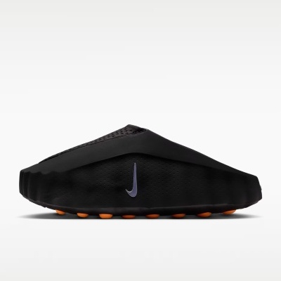 Pantufa preta Nike com sola laranja e logótipo roxo