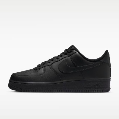 Tênis desportivo preto em pele com sola preta e logotipo Nike