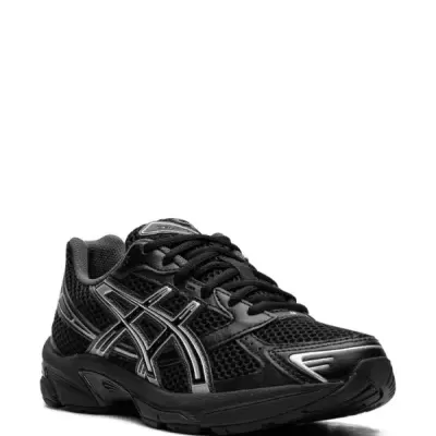 Ténis desportivo preto com detalhes cinzentos e atacadores pretos